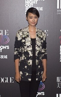 李宇春身着纪梵希 白色印花镶珍珠礼服搭配黑色紧身长裤及黑色麂皮铆钉德比鞋