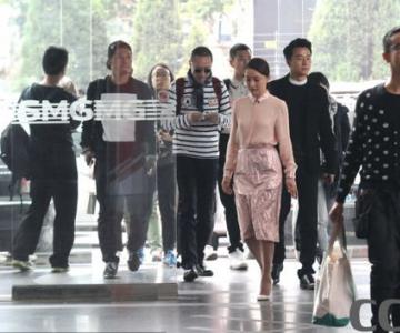 周迅粉裙现身简单造型不失周公子的优雅和气质　助理伸手阻挡旁人拍照