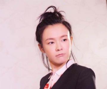 李艾起早贪黑素颜照曝光 网友评论其实你就差个双眼皮
