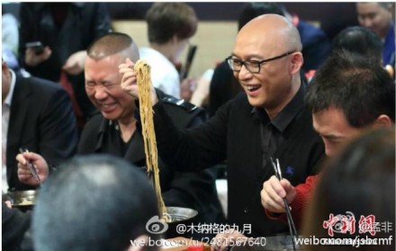 老孟的面条店开在我们这之后所有的餐饮店生意都火了！你表告诉他哦！