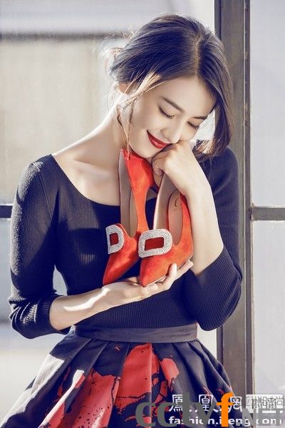 蕾哈娜任彪马创意总监 明星跨界玩美鞋设计