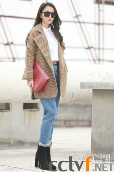 翻领外套帮你瘦 小V脸轻松塑 