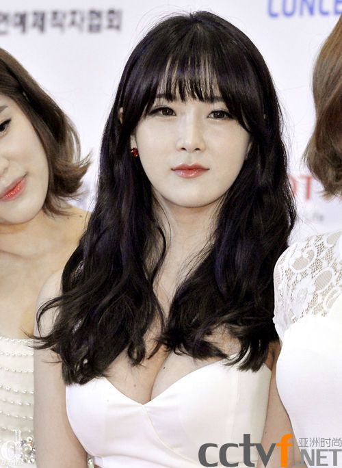 韩国女星代言射击游戏 拍摄性感宣传照