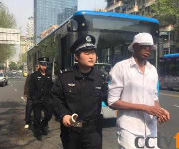 老外公交车上撒尿　不要以为你长得黑大家就看不见你