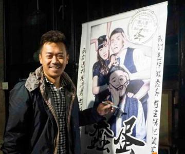 王学兵涉毒后现身 携妻看戏不时面露微笑