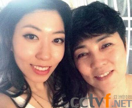 曲婉婷和母亲合影