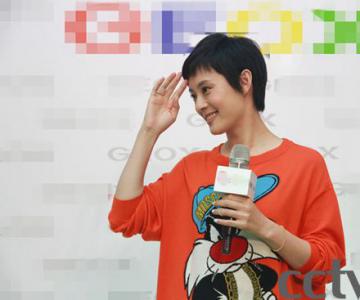 孙俪出席亲子乐园活动 卡通上衣显童趣