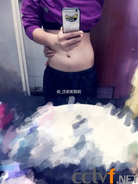 “反手摸到肚脐”走红网络 美女齐晒性感水蛇腰