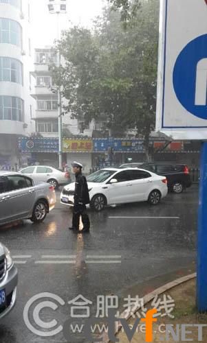 暴雨下合肥街景