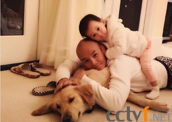 乐嘉默认离婚晒小女儿照：以后她和我生活