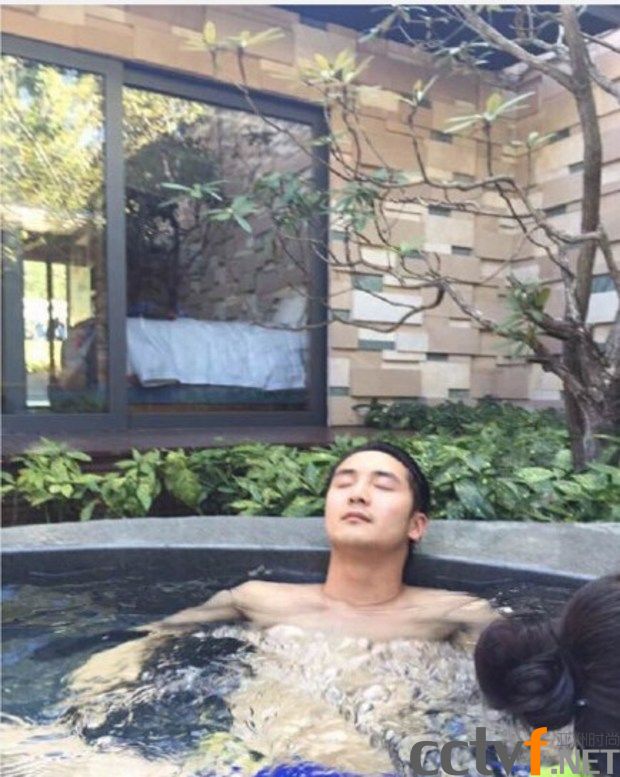 田亮教儿女游泳