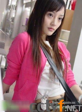 李小璐：因女助理发飙追打记者道歉  　　5月15日，在某电视剧见面会上，李小璐被记者追问贾乃亮第一次见到李母时是什么情形，没想到李小璐还在笑眯眯回答这个“例行”问题时，她的助理却突然发飙并追打记者，安徽卫视一名工作人员因劝架也挨了两拳。但事后，该助理并未道歉，而是在微博上秀出自己被打的照片。现场的记者一致指责该助理“行为粗暴”。李小璐在微博上替助理道歉，贾乃亮也转发此文，但被网友质疑李小璐的道歉诚意不足。后来李小璐曾出面替助理道歉，也曾可怜表示事发当天自己因为外公去世而在强颜欢笑想退出娱乐圈，甚至口口声声地说一直很尊重记者。而22日上午，李小璐却又在微博上和南京某报记者发生“争执”，并称“不会可怜兮兮为通稿而低头。”并秀了一段英文，夸三岁就拍戏，感觉很伟大！