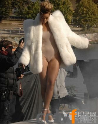 Rihanna׶ؽͷһ˫Ƥѥ