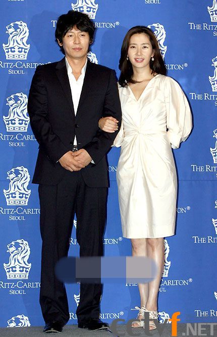 韩国电影大咖薛景求和宋康昊、崔岷植一起被誉为韩国电影节男子演技派“三驾马车”，他先后出演了高票房电影《实尾岛》《海云台》等，2014年凭借电影《素媛》获得第50届韩国百想艺术大赏最佳男主角。薛景求的现任妻子是因出演韩剧《情定大饭店》而出名的演员宋允儿。薛景求之前有过一段婚姻，2002年与宋允儿在合作电影《光复节特赦》后互生情愫，后与前妻离婚，于2007年与宋允儿举行婚礼。