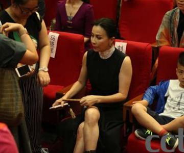 刘嘉玲“强吻”康康　康康是谁？　盘点刘嘉玲的十大绯闻男友