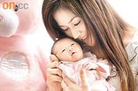 俼