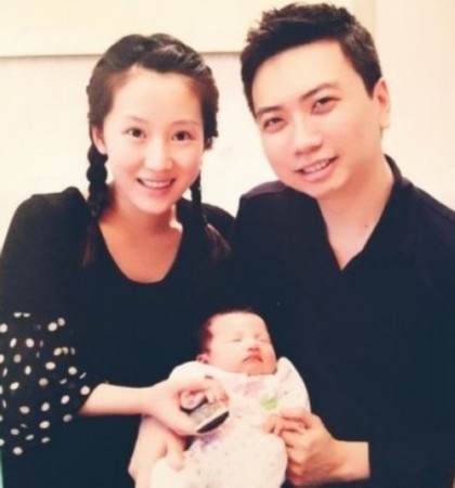 四、李念　　李念在今年收获了龙宝宝，可是三口之家的幸福照片却迟迟不出，让博友和粉丝们着急。不过还好李念没让博友等太久，今年的5月6日，李念小女儿“小酸奶”出生一百天，李念特地为爱女举办了以“jessica和她的99个愿望”为主题的百日宴。有好友就曝光了百日宴的现场布置，照片中有一个写有对小酸奶百日祝福的背景板，李念抱着女儿，与丈夫一起在背景板前与好友合照，一家三口十分融洽。【李小鹏全家福曝光】